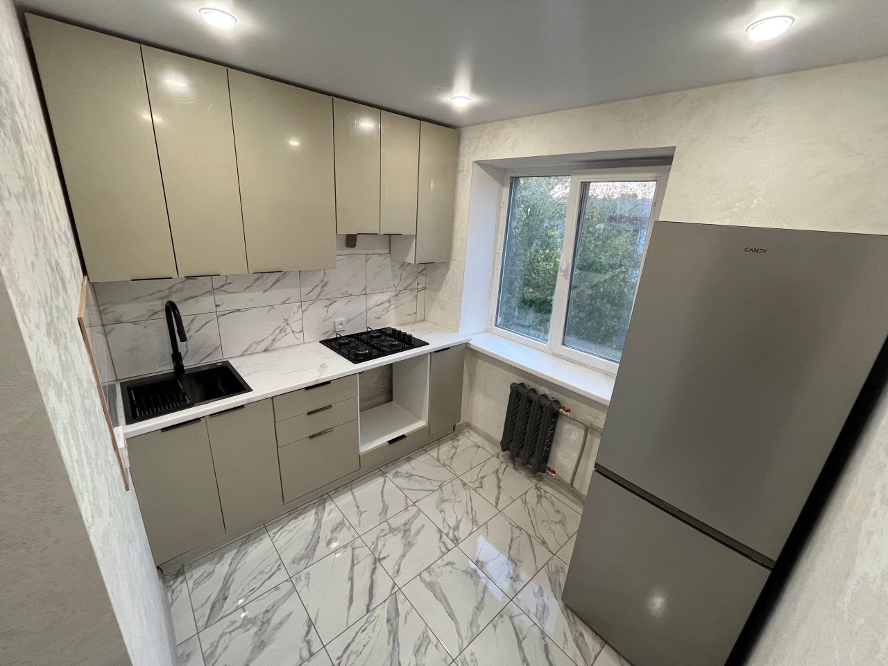Продам 2-х комнатную квартиру, кв. Дружбы, г.Луганск. этаж 5/5 , крыша отремонтирована, общая площадь 48м2. С новым капитальным ремонтом(электрика, отопление, сантехника - все новое) В квартире новая мебель, встроенная кухня, холодильник, кондиционер, стиральная машина. Хорошее расположение - Рядом супермарке...
