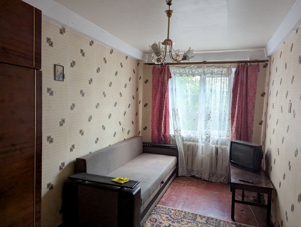 Продам 4х КОМНАТНУЮ квартиру Собственник 1/5 этаж, ул Гмыри, Алчевск, р-н Столицы, 7 школы Удобное местоположение, 2,7 млн р Окна пластик Никто не прописан, квартира без долгов и обременений, 1 взрослый собственник, документы РФ Обращаться по номеру 8 959 201-76-17...