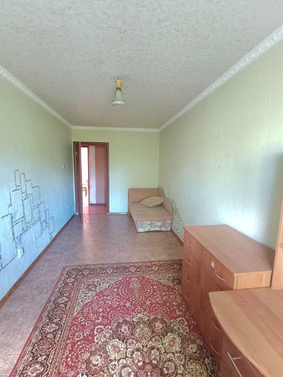 Продам 2-ком квартиру в Луганске на кв. Комарова (р-н Империя) 3/5 эт, 47м2 общ. площ. Квартира теплая, не угловая. М/П окна, балкон застеклён, обшит пластиком. Все коммуникации поменялись, новые радиаторы отопления. С/У совмещён, бойлер. Хорошая входная дверь. Удобное местоположение. Цена 4,5 млн руб +7959-2...