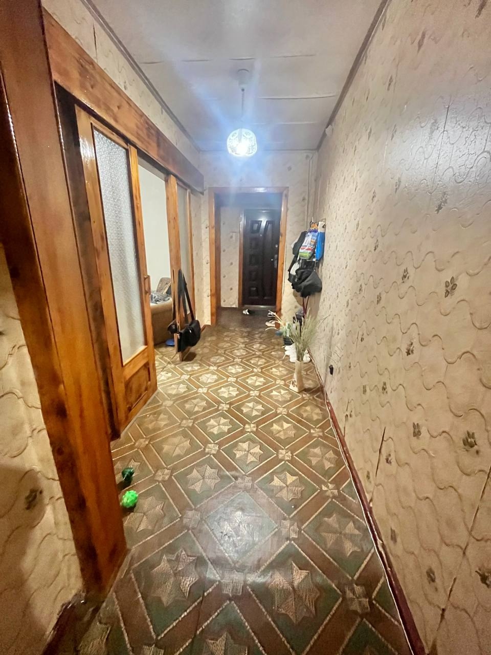 Продам 3-кк на кв. Гагарина , 8 этаж 9-го дома. Общая площадь 74 м². Продается без мебели. Два балкона, санузел раздельный, комнаты изолированы, есть кладовая. Отличное месторасположение. Рядом школы, лицей, рынки , банк, супермаркеты, остановка транспорта с хорошей развязкой. В пешей доступности вся необходи...