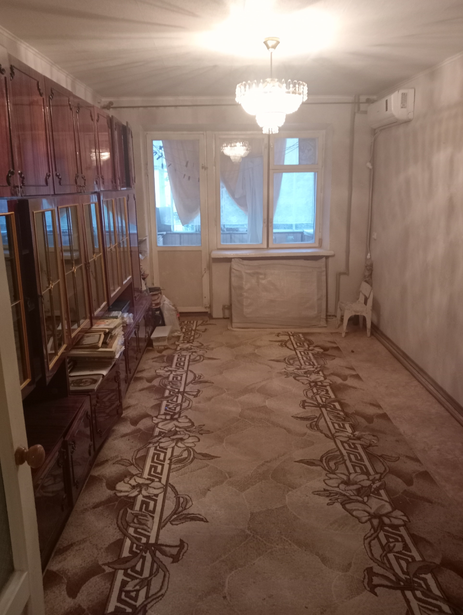 Продам 3кк,на кв.Комарова, Жовтневый район,за кинотеатром Мир, площадь 55кв.м,окна МП, кондиционер,с автономным отоплением,новые радиаторы ,санузел раздельный,3 этаж/5,жилое состояние, балкон,рядом школа и детский сад, кинотеатр Мир, магазин, удобная транспортная развязка! Документы РФ.прописанных нет Цена 4....