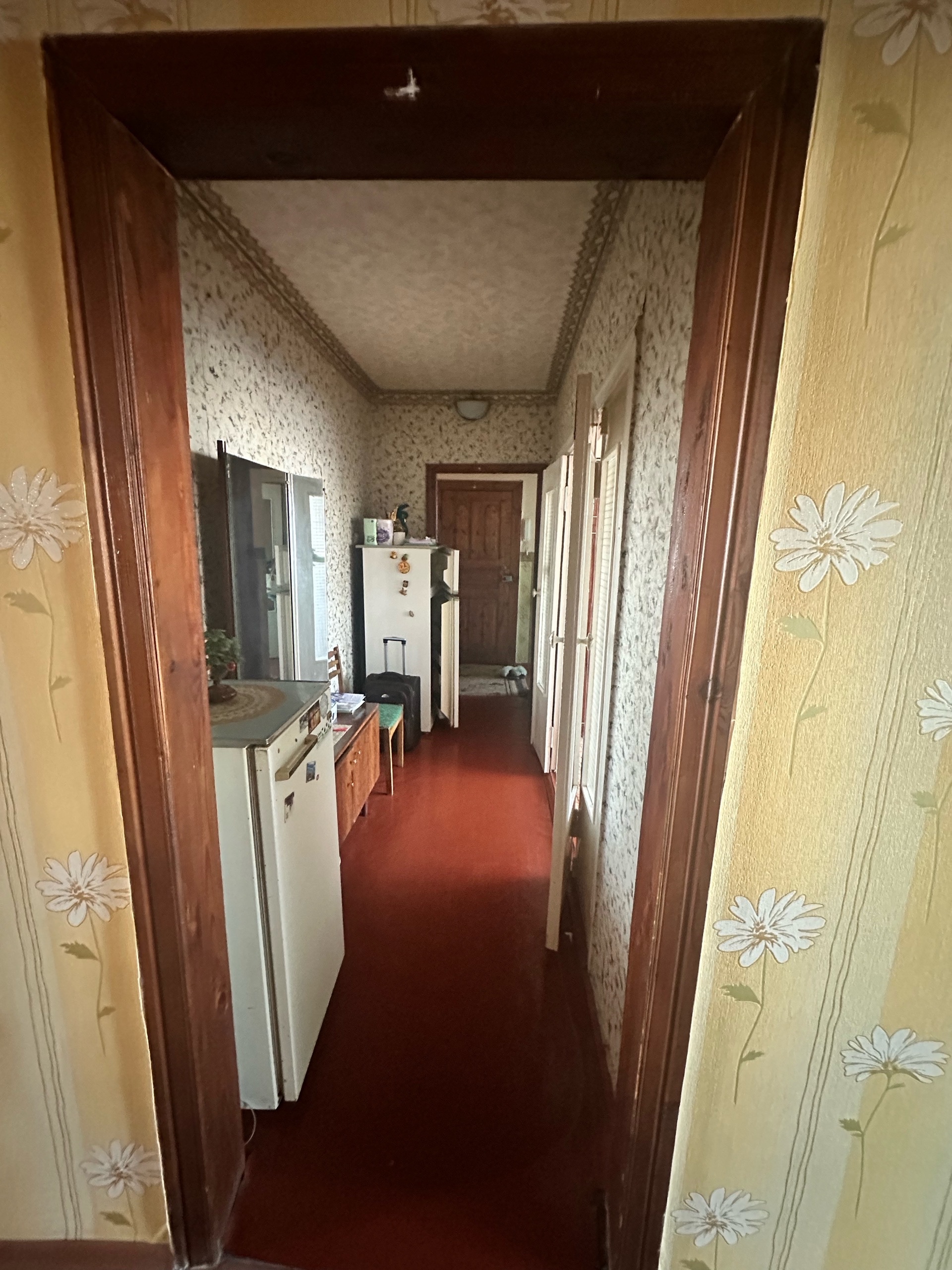 Продам 3-х комнатную квартиру на 9 этаже ( лифт работает ) Гагарина 5 В квартире автономное отопление, крыша не течет , большая кухня , раздельный санузел , состояние квартиры -жилое , мебель остается Цена 2 млн руб ( торг уместен ) Тел : +7 (959) 225-02-49 Продажа от Собственника...